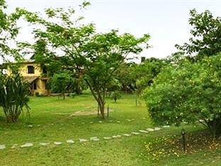 Hotel Sapana Village alojamiento Chitwan Exterior foto